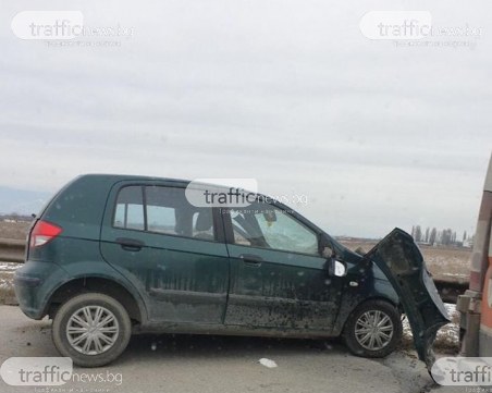 Голямо задръстване край Пловдив заради катастрофа между две коли и камион СНИМКИ