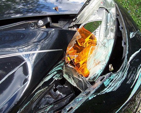 Кола в канавка на пътя до Велико Търново, трима са ранени