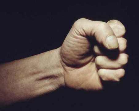 Мъж се разгневи по време на полицейска проверка, заби юмрук в лицето на полицай