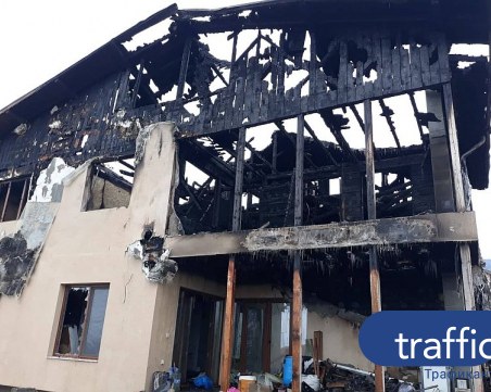 Пожар унищожи къщата на младо семейство с две малки деца в Брестник ВИДЕО и СНИМКИ