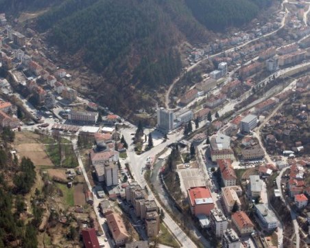 Родители оставиха трите си деца сами в Мадан, полицията ги прибра