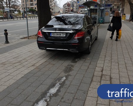 Мерцедес винаги ще си намери паркомясто, дори и да е на тротоара СНИМКА