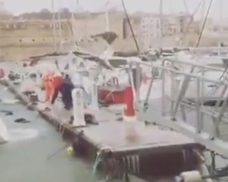 Ураганни ветрове бушуват в Малта! Затвориха пътища в страната