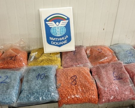 Над 35 кг екстази задържаха в автобус с турска регистрация