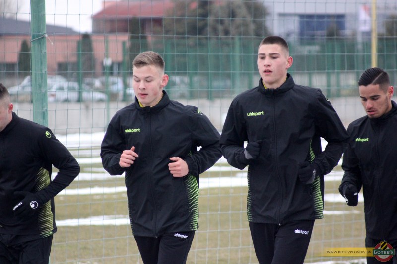 Двама юноши с дебютна тренировка с мъжете на Ботев