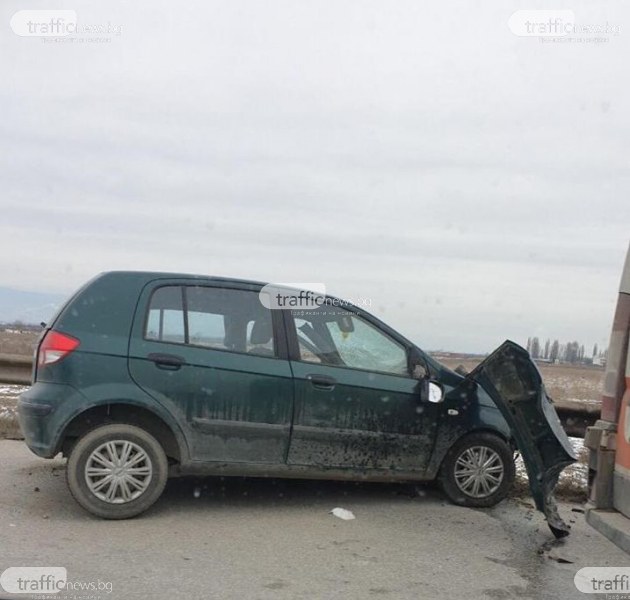 Голямо задръстване край Пловдив заради катастрофа между две коли и камион СНИМКИ