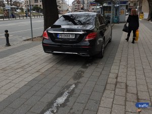 Мерцедес винаги ще си намери паркомясто, дори и да е на тротоара СНИМКА