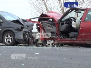 Трима души са в болница след челния удар в Пазарджишко
