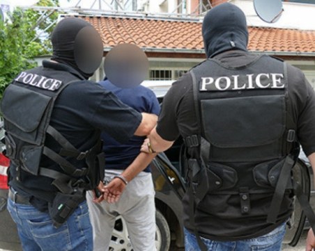 Арестуваха петима кредитни измамници при спецакция на полицията