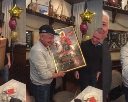 Футболистите на Локо подариха икона на Крушарски