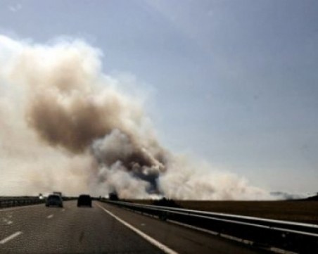 Огнени пламъци на магистрала Тракия! Платното към София е силно задимено
