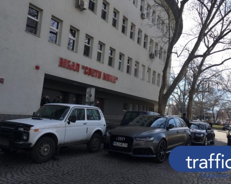 Паркиралите коли пред Първа градска болница все повече превземат 