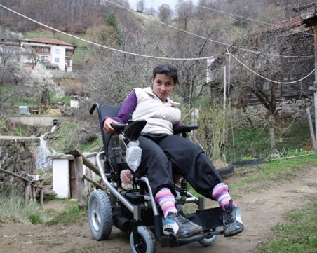 Родопчанката Ася, която плете с краката си, успя да завърши 9 клас