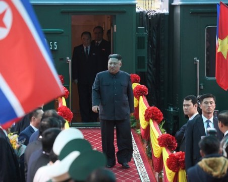 С влака – трака, трака… Ким ще дочака срещата с Тръмп във Виетнам