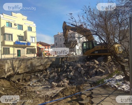 Една легенда си отиде! Тоалетната, открита с мажоретки в Пловдив, вече е в канала на историята  СНИМКИ