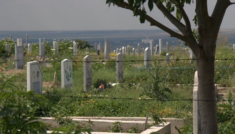 Деца вандалстват и трошат паметници в гробището в Лом