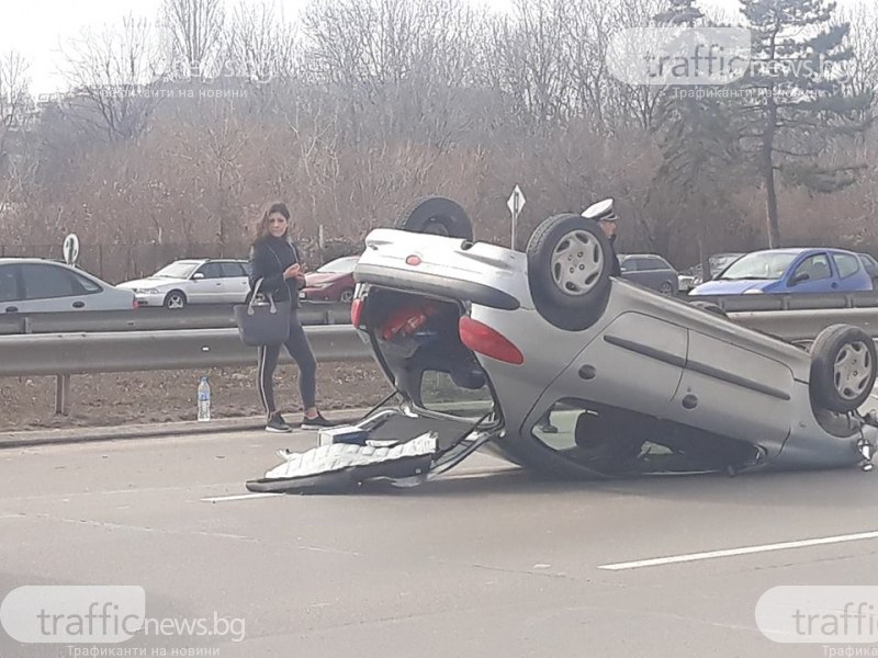 Млада шофьорка се обърна по таван, запуши 