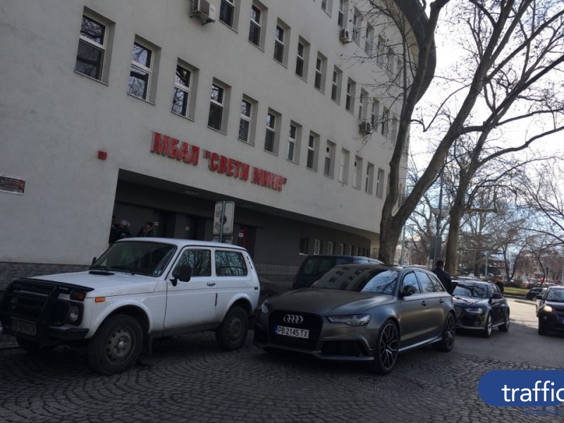 Паркиралите коли пред Първа градска болница все повече превземат 