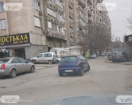 А ние от къде да минем? Шофьор паркира в средата на улица в Кършияка СНИМКА