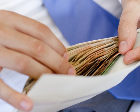 5 неизвинени и без заплати. 2976 лева не стигат, реши Правната комисия