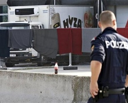 Българин ще лежи 5 години за издъхнали в багажник 71 бежанци