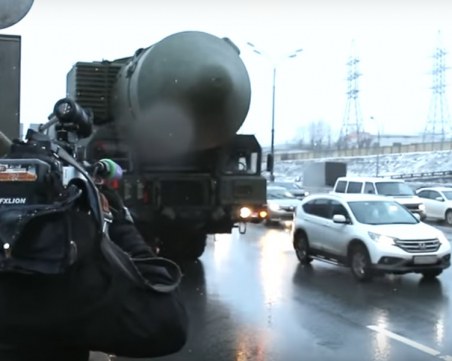 Балистични ракети удивиха Москва. Не летят, а пъплят по пътя ВИДЕО