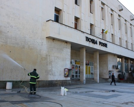 Изчистиха драсканиците от Централна поща в Пловдив СНИМКИ