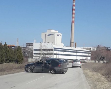 Кола се превъртя по таван край Пловдив, водачът е без драскотина СНИМКА