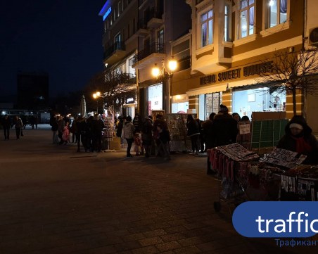 Лудница за мартеници в Пловдив! Продавачите се радват на рекорден оборот СНИМКИ