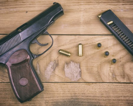 Мъж от Пазарджишко се самопростреля, докато си чисти пистолета