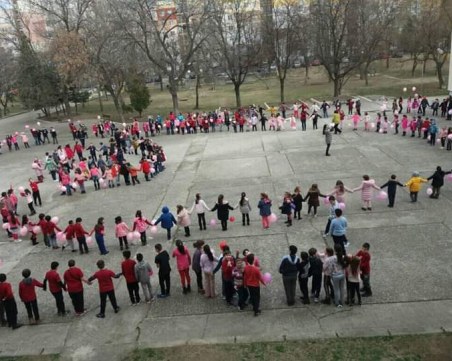 Пловдивски ученици казаха не на тормоза в училище СНИМКИ