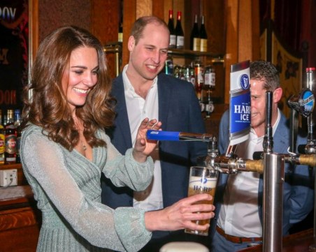 Принц Уилям и Кейт станаха бармани, наливаха бира в Ирландия СНИМКИ