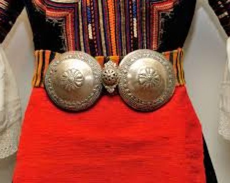 Служителите на кметството в Тракия обличат носии за 1 март