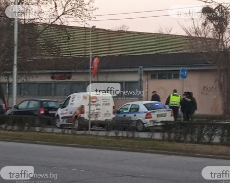 Верижна катастрофа в пловдивския Кючук! Три коли се нанизаха една в друга СНИМКИ