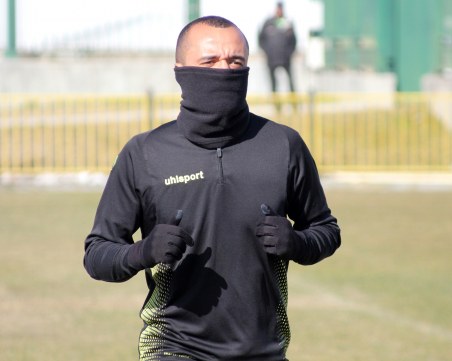 Защитник пропуска мача на Ботев, канарите загряха за Дунав с народна топка