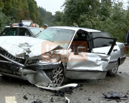 Жена загина намясто при катастрофа между кола и автобус