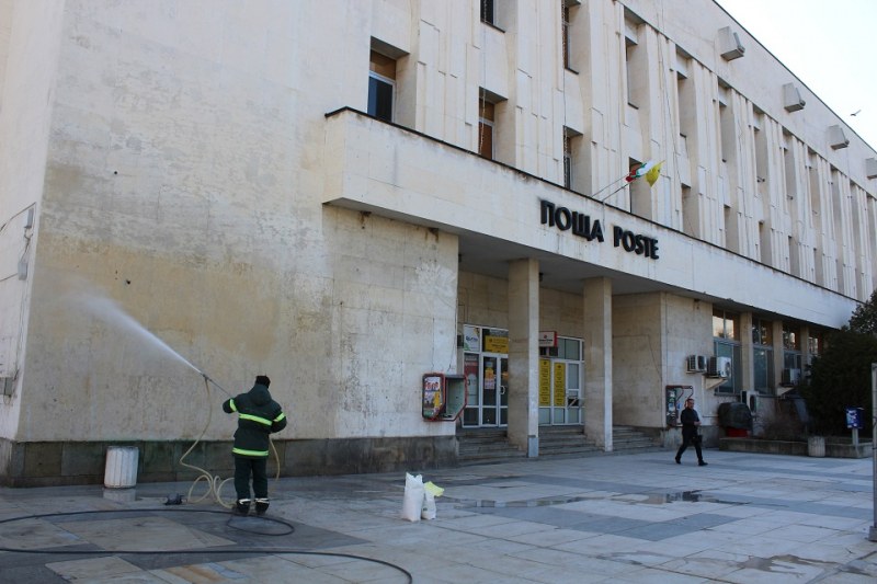 Изчистиха драсканиците от Централна поща в Пловдив СНИМКИ