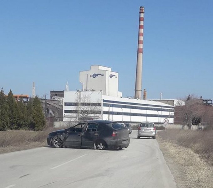 Кола се превъртя по таван край Пловдив, водачът е без драскотина СНИМКА
