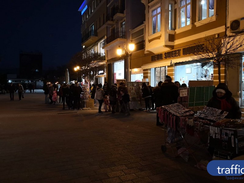 Лудница за мартеници в Пловдив! Продавачите се радват на рекорден оборот СНИМКИ