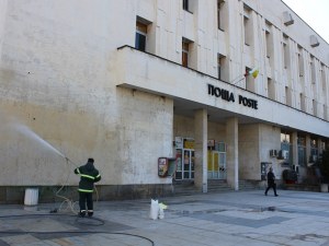 Изчистиха драсканиците от Централна поща в Пловдив СНИМКИ