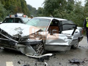 Жена загина намясто при катастрофа между кола и автобус