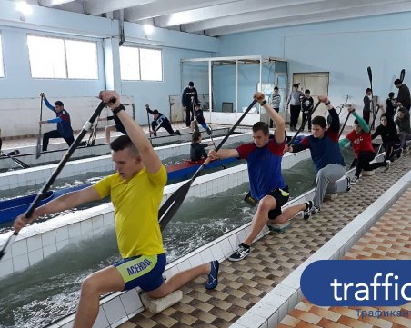 100 деца от Асеновград тренират кану-каяк в най-големия закрит басейн ВИДЕО