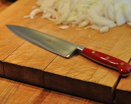 Млада жена наръга в гърдите 60-годишен мъж