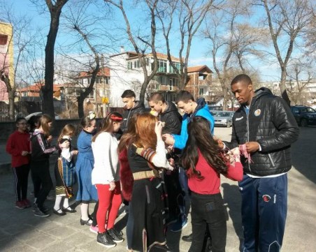 Баскетболисти на Академик Бултекс 99 зарадваха деца с мартеници СНИМКИ