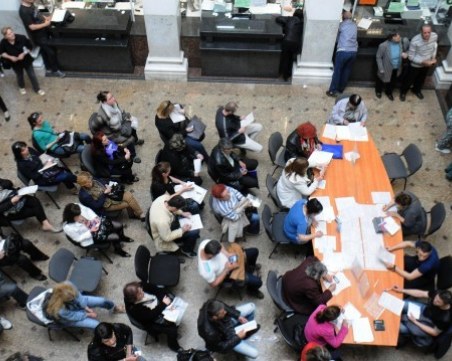 Чиновниците с пълни джобове през март, взимат накуп увеличението за 3 месеца