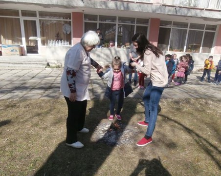 Деца прескачаха огън за здраве в детска градина в Пловдив