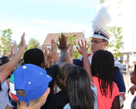 Един за всички, всички за един! Цяла Златица в защита на любимия си учител ВИДЕО