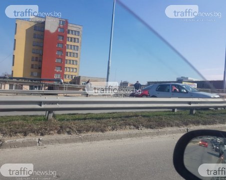 Катастрофа блокира движението на надлеза на Ален Мак в Пловдив СНИМКИ