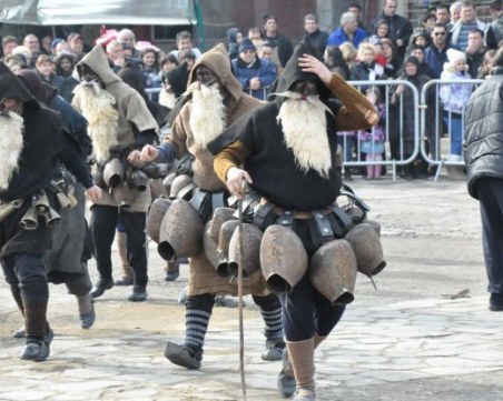 Кукери от цялата страна и чужбина пристигат в Раковски