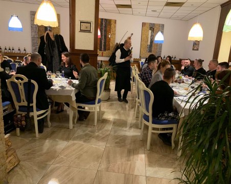 Пловдивски ресторант поднася бутилки вино като комплимент към гостите си на 3 март